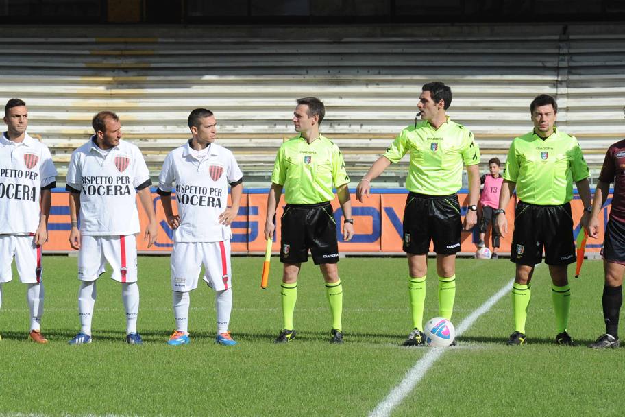 Alle 13.10 squadra in campo: i calciatori della Nocerina indossano una maglia bianca con su la scritta 